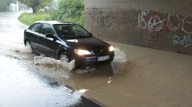 Die Unterführung der Bundesstraße 27 in Ofterdingen lief am Mittwochnachmittag mit Starkregenwasser voll. FOTO: MEYER