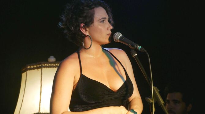 Sängerin Liz Rosa Gomes bei ihrem Auftritt im Reutlinger Pappelgarten.  Foto: Morawitzky