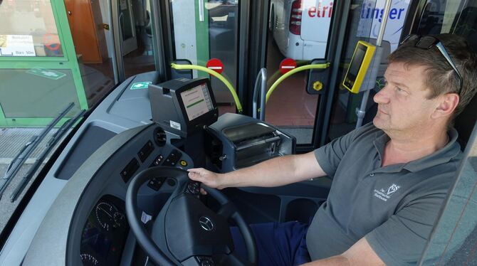 RSV-Werkstattleiter Markus Staiger zeigt am Lenkrad des eCitaro: Sieht aus und fährt sich wie ein normaler Bus - nur viel angene