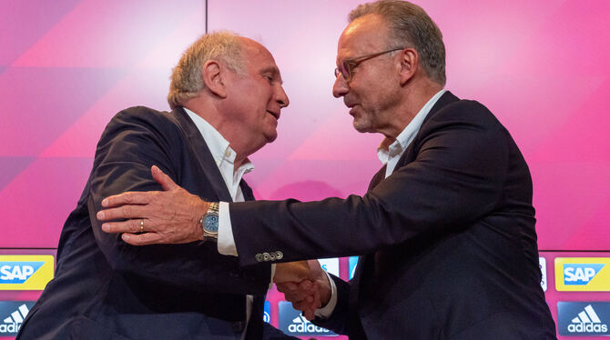 Bayern Münchens Vorstandsvorsitzender Karl-Heinz Rummenigge (rechts) bedankte sich beim scheidenden Präsidenten Uli Hoeneß für 4