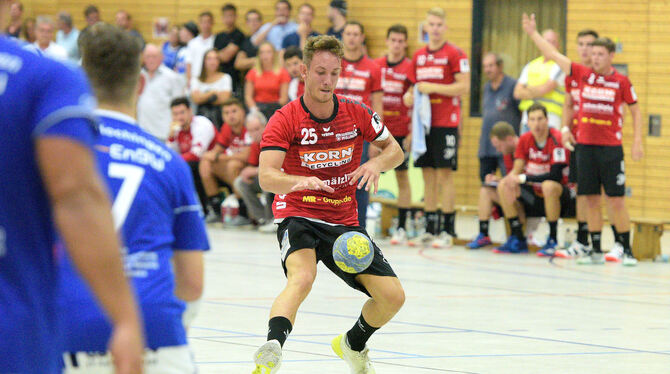 Erzielte neun Tore für den VfL Pfullingen: Lukas Fischer (rotes Trikot).   FOTO: BAUR