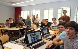 Schüler des List-Gymnasiums arbeiten am Projekt »Reutlingen zwichen den Extremen«.   FOTO: DÖRR
