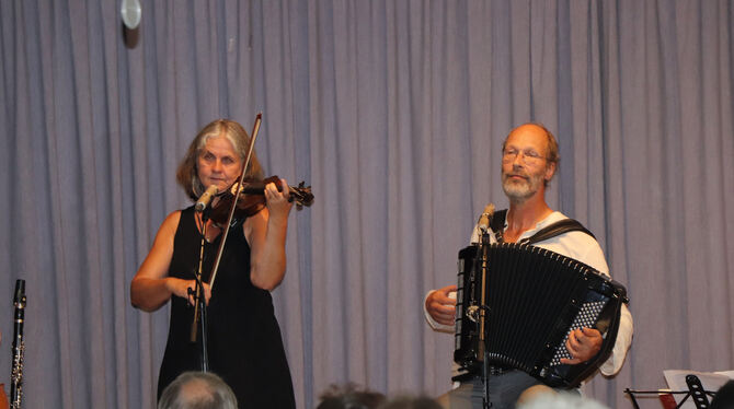 Stefanie Hölzle  und Daniel Marsch musizierten als Duo Tangoyim am Tag der jüdischen Kultur in Buttenhausen. Foto: Bloching
