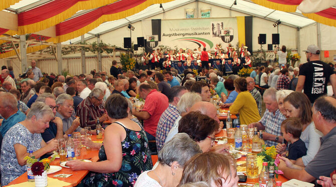 Volles Haus wie immer: Das Augstbergfest des Musikvereins Steinhilben ist beliebt wie eh und je. Foto: Leippert Volles Haus wie immer: Das Augstbergfest des Musikvereins Steinhilben ist beliebt wie eh und je. Foto: Leippert