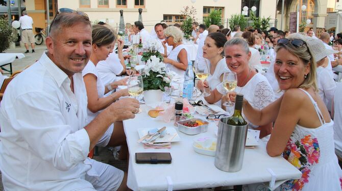 Rund 150 Gäste zählte das White-Dinner in Metzingen.Foto: oech