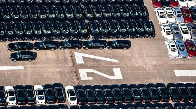 Daimler parkt tausende Autos auf altem Flugplatz
