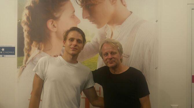 Schauspieler Merlin Rose und Regisseur Peter Evers (von links) im Reutlinger Kino Kamino. Foto: Morawitzky