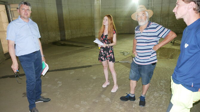 Geruchsintensiv: Mitten in einem Regenüberlaufbecken erläuterten Bernd Eger (von links), Anahita Ourang und Gerd Riehle (Projekt Geruchsintensiv: Mitten in einem Regenüberlaufbecken erläuterten Bernd Eger (von links), Anahita Ourang und Gerd Riehle (Projekt