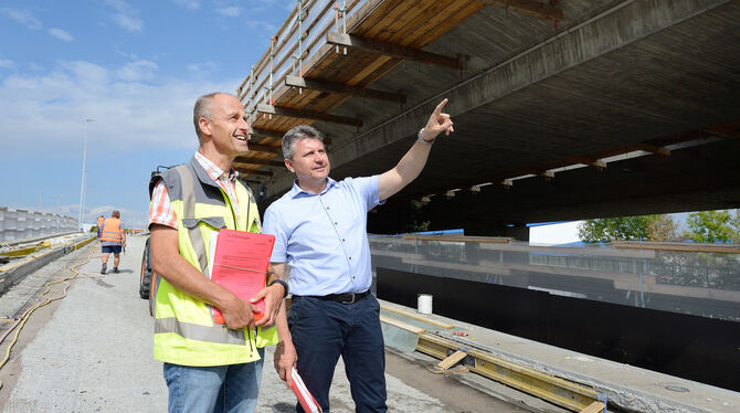 Freuen sich über die Fortschritte bei der Brückensanierung: Projektleiter Peter Nill (links) und Bernd Eger, stellvertretender L