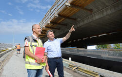 Freuen sich über die Fortschritte bei der Brückensanierung: Projektleiter Peter Nill (links) und Bernd Eger, stellvertretender L