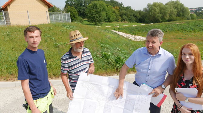 Mit dem Betriebs- gebäude im Hintergrund: Michael Ruck (Stadtentwässerung), Gerd  Riehle (Projektleitung), Bernd Eger (Tiefbauam
