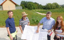 Mit dem Betriebs- gebäude im Hintergrund: Michael Ruck (Stadtentwässerung), Gerd  Riehle (Projektleitung), Bernd Eger (Tiefbauam