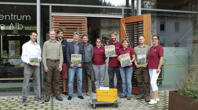 Das Team der Geschäftsstelle  Biosphärengebiet Schwäbische Alb beim Versenden  des Evaluationsberichts.  Foto: Biosphärengebiet