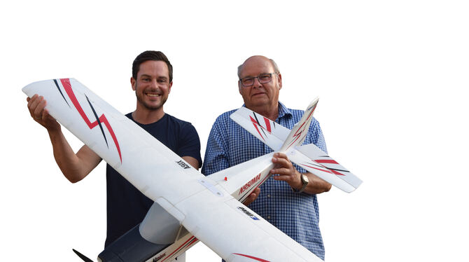 Jürgen Rühle (links) und Bruno Ankele,  der neue und der  alte Vorsitzende des  Modellflugclubs,  mit einer »Timber«. Foto: Stö