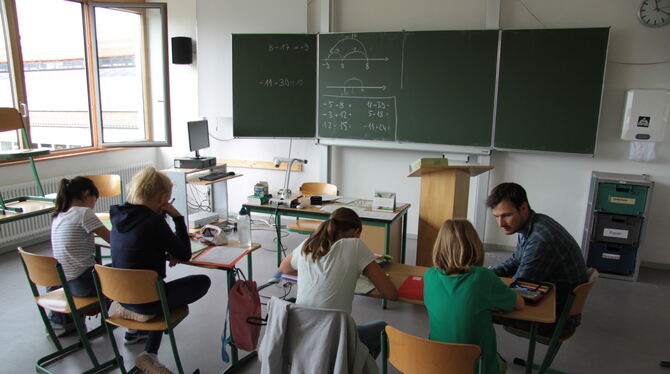 Eine einwöchige Sommerschule läuft unter anderem am Mössinger Firstwald-Gymnasium, hier der Mathematikunterricht mit Martin Weig