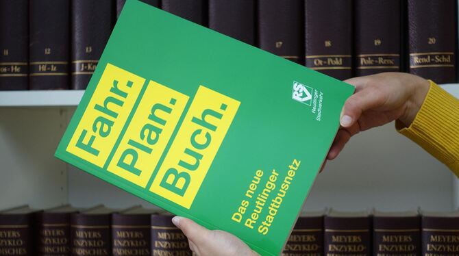 Ist in vieler Hände, und wird intensiv gelesen: Das Fahrplanbuch der Reutlinger Stadtverkehrsgesellschaft.