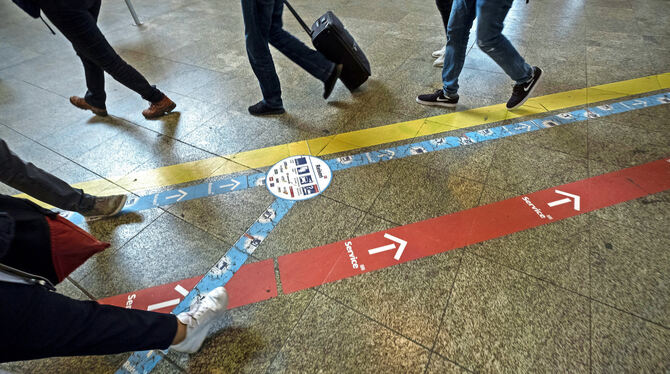 Die Bodenmarkierungen am Hauptbahnhof sollen den Weg weisen. Doch sie überfordern viele Bahnreisende. Foto: GEA
