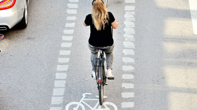 Fahrradfahrer und Autos konkurrieren um den knappen Platz in Städten.Foto: adobe stock