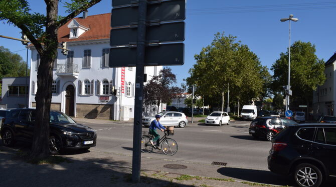 Immer viel Verkehr an der Kreuzung Stuttgarter und Nürtinger Straße. In den nächsten vier Wochen ist hier kaum noch ein Durchkom