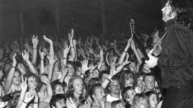 Was für eine Stimmung im Jahr 1987: Der irische Gitarrist Rory Gallagher wird vom Publikum bejubelt.