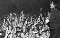 Was für eine Stimmung im Jahr 1987: Der irische Gitarrist Rory Gallagher wird vom Publikum bejubelt. 