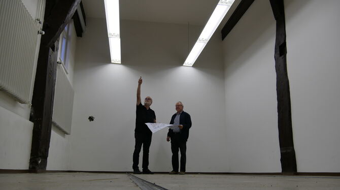 Architekt Gerhard Keppler (links) und Bad Urachs Gebäudemanager Thomas Jaschinski, die hier im ehemaligen Rollregallager stehen,