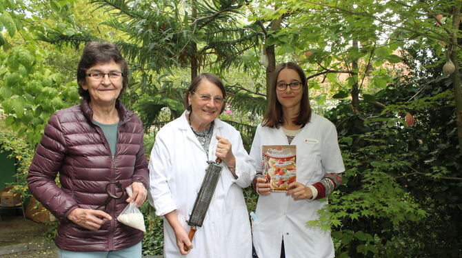 Bereiten sich auf den Dußlinger Herbst und die Süßstoffausstellung vor: Karin Maier (von links) mit dem Süßungsmittel Manna und