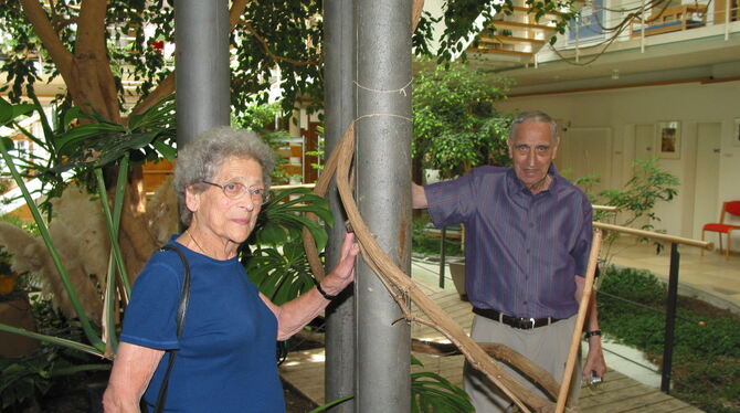 Doris Angel und Harold Livingston bei ihrem ersten Besuch 2009 in Mössingen bei den alten Pausa-Säulen im Foyer des Hauses an de