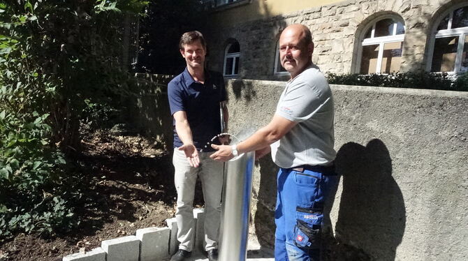 Projektleiter Georg Frey (links) und Thomas Eberle testen den neuen Brunnen. foto: dörr