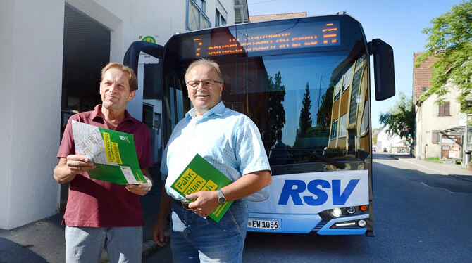 Peter Stary (links) und Werner Koch informieren über die Auswirkungen des neuen Buskonzepts für Ohmenhausen.  FOTO: PIETH