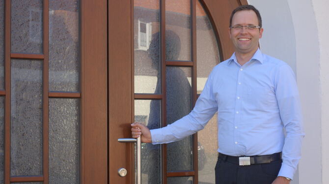 Pfarrer Simon Wandel an der Tür der Undinger Kirche. Foto: jsg