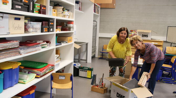 Die Klassenzimmer in der umgebauten Schillerschule sind eingerichtet, nun packen die Lehrer die Kisten für  die allgemeinen  Räu