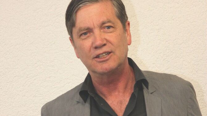 Der Tübinger Peter Prange liest aus dem zweiten Band seiner großen, deutschen Familiengeschichte. foto: ströhle Der Tübinger Peter Prange liest aus dem zweiten Band seiner großen, deutschen Familiengeschichte. foto: ströhle