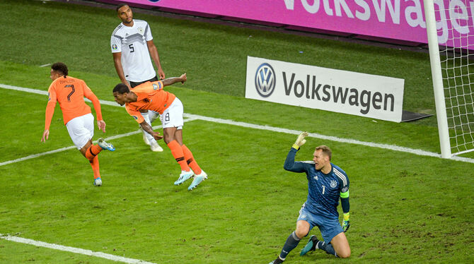 Deutschlands Torhüter Manuel Neuer ärgert sich nach dem 2:3, die Holländer jubeln. foto: dpa