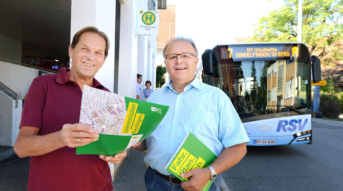 Peter Stary (links) und Werner Koch wissen nach ausführlicher Lektüre des Fahrplanbuchs, wo es in Ohmenhausen mit den Bussen kün