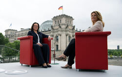 Tina Hassel (rechts) und Andrea Nahles, damalige SPD-Bundesvorsitzende, vor der Kulisse des Reichstagsgebäudes.archivfoto: dpa
