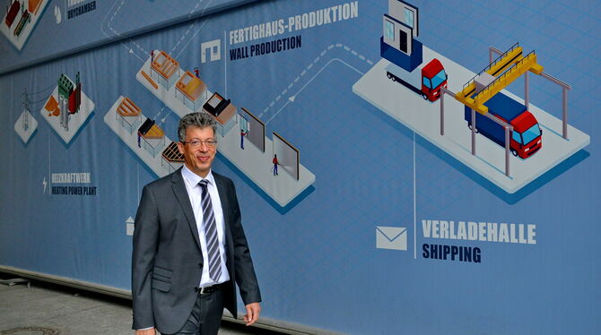Geschäftsführer Johannes Schwörer vor einer neuen Übersichtstafel für Werksführungen in Oberstetten.Foto: Niethammer