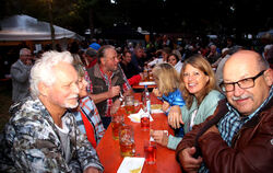  Gut besucht war das Schlösslesparkfest am Samstagabend. Bei Bier, Wein und der Musik der Band »fuenfkommanull« kam gute Laune a
