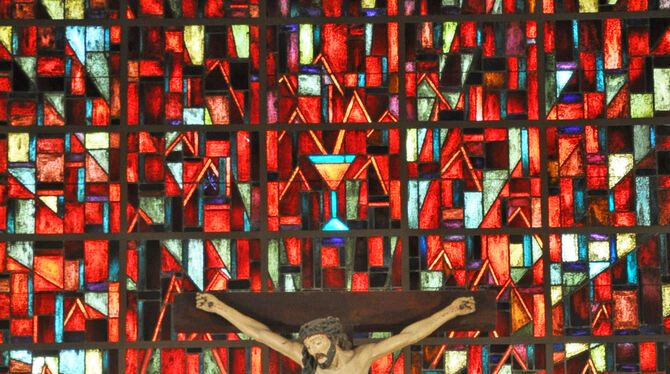Das Chorfenster könnte von einem Werk Lyonel Feiningers inspiriert sein. fotos: kirche