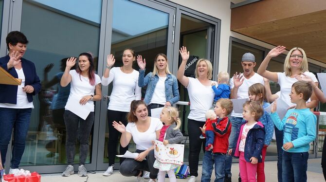 Fröhliche Feier zur Eröffnung des Kinderhauses in Gomaringen. foto: straub
