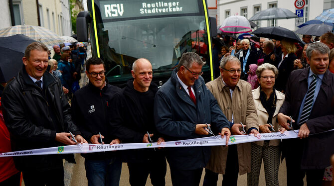 Den Weg für die Busse in der Gartenstraße gaben am Sonntag (von links) Eningens Bürgermeister Alexander Schweizer, Bernd Kugel v
