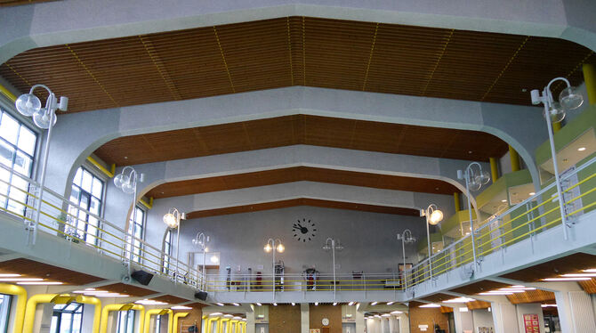 Die Schwimmhalle des Achalmbads mit der charakteristischen Decke. Auch die Wanduhr ist noch original. fotos (2): schäle-schmitt Die Schwimmhalle des Achalmbads mit der charakteristischen Decke. Auch die Wanduhr ist noch original. fotos (2): schäle-schmitt