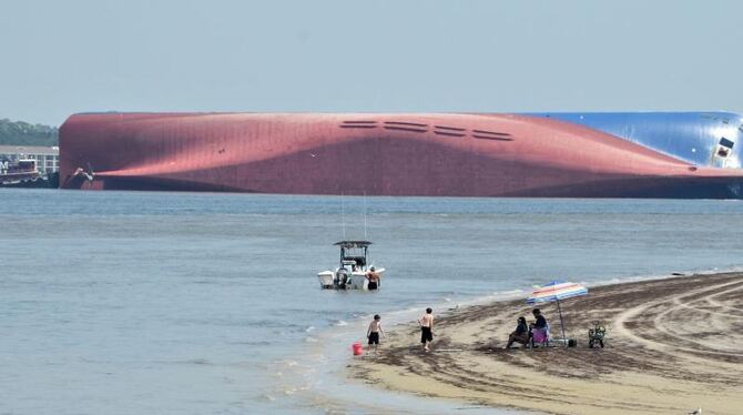 Gekentertes Frachtschiff in den USA