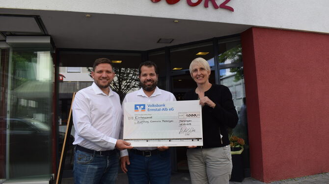 Martin und Michael Wurz von der gleichnamigen Metzgerei überreichen Metzingens Baubürgermeisterin Jacqueline Lohde 1 000 Euro fü