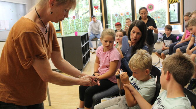 Ilona Bausenwein zeigt Kindern wie eine Fledermaus ihre Zähne zeigt. Foto: sapotnik