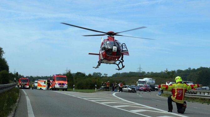 Zur Versorgung der schwerstverletzten Person, die aus dem Autofenster geschleudert wurde, kommt ein Hubschrauber. FOTO: FINK Zur Versorgung der schwerstverletzten Person, die aus dem Autofenster geschleudert wurde, kommt ein Hubschrauber. FOTO: FINK