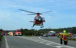 Zur Versorgung der schwerstverletzten Person, die aus dem Autofenster geschleudert wurde, kommt ein Hubschrauber. FOTO: FINK