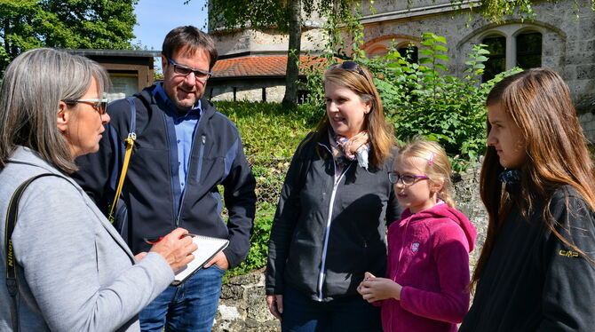 GEA-Redakteurin Petra Schöbel (links) im Gespräch mit Familie Baur aus dem Remstal.