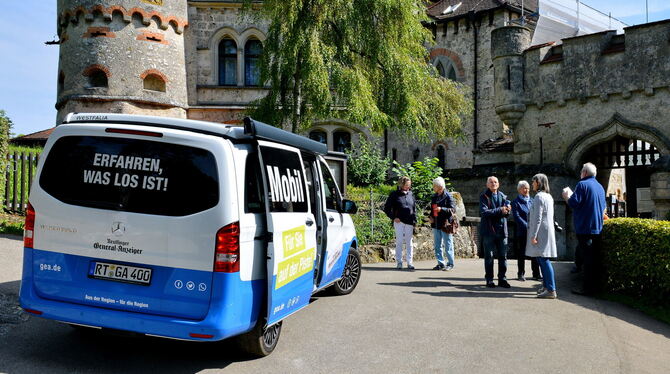 Stimmenfang vor historischer Kulisse: das GEA-Mobil am Schlosstor. fotos: Niethammer/schöbel/sautter