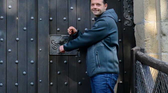 Schlossverwalter Eberhard Etter öffnet gern das Schlosstor für Menschen aus aller Welt.